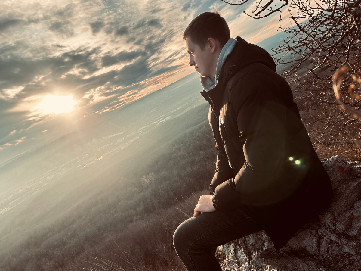 В своем канале я выложил вид из окна на это место.Сидя на камне и смотря на город хотелось лишь одного - больше времени…