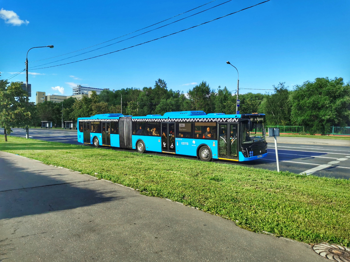 Автобус 031713 ЛиАЗ-6213 на маршруте № т64. Вешняковская улица. Теперь исторический снимок - на маршрут вышла частная компания.