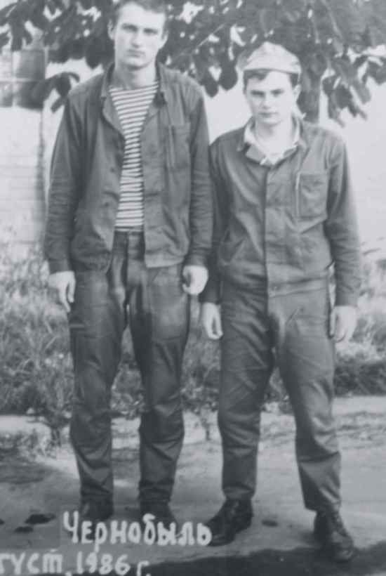 На фото - что меньше ростом, ваш покорный слуга – собственной наглой персоной и мой друг – лейтенант Козырев Игорь.