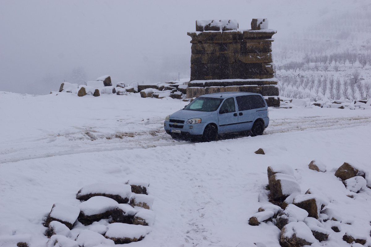 римские алтари, занесенные снегом, и наш машин