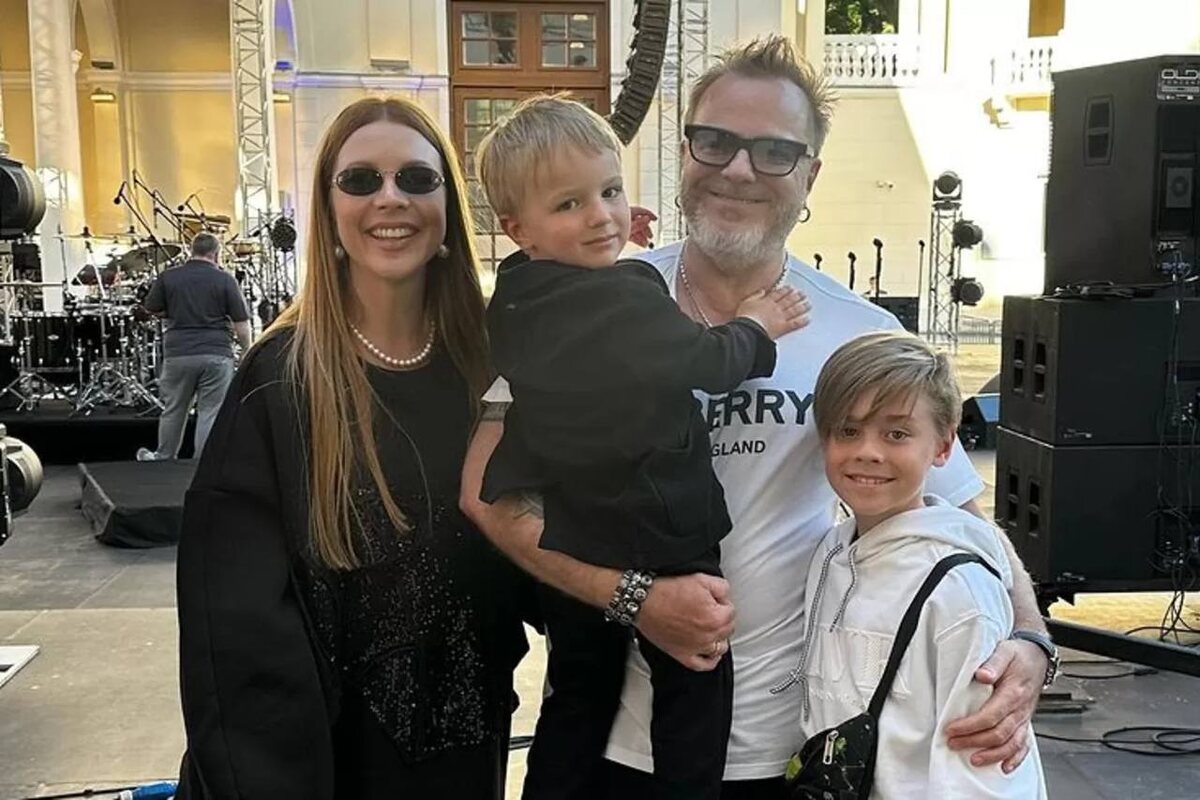 Наталья Подольская с мужем Владимир Пресняковым вместе воспитывают озорных мальчишек: 9-летнего Артемия и 3-летнего Ивана. Певица рассказывает, что Артемий с братом очень любят друг друга, но, как это часто бывает, не всегда ведут себя мирно. Часто мальчишки устраивают игры с драками и криками.    НО, когда уставший Пресняков возвращается домой с гастролей, то в доме резко становится тихо. Певица заботится о том, что любимый муж мог отдохнуть и набраться сил. «Стараемся его беречь», — говорит певица. При этом он сам обожает проводить время с детьми и является образцовым папой.Новости знаменитостей