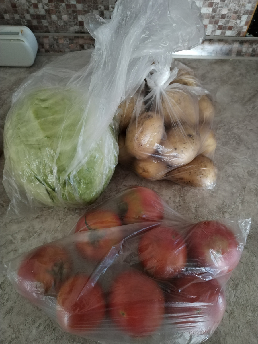 Капуста, помидоры и молодая картошка