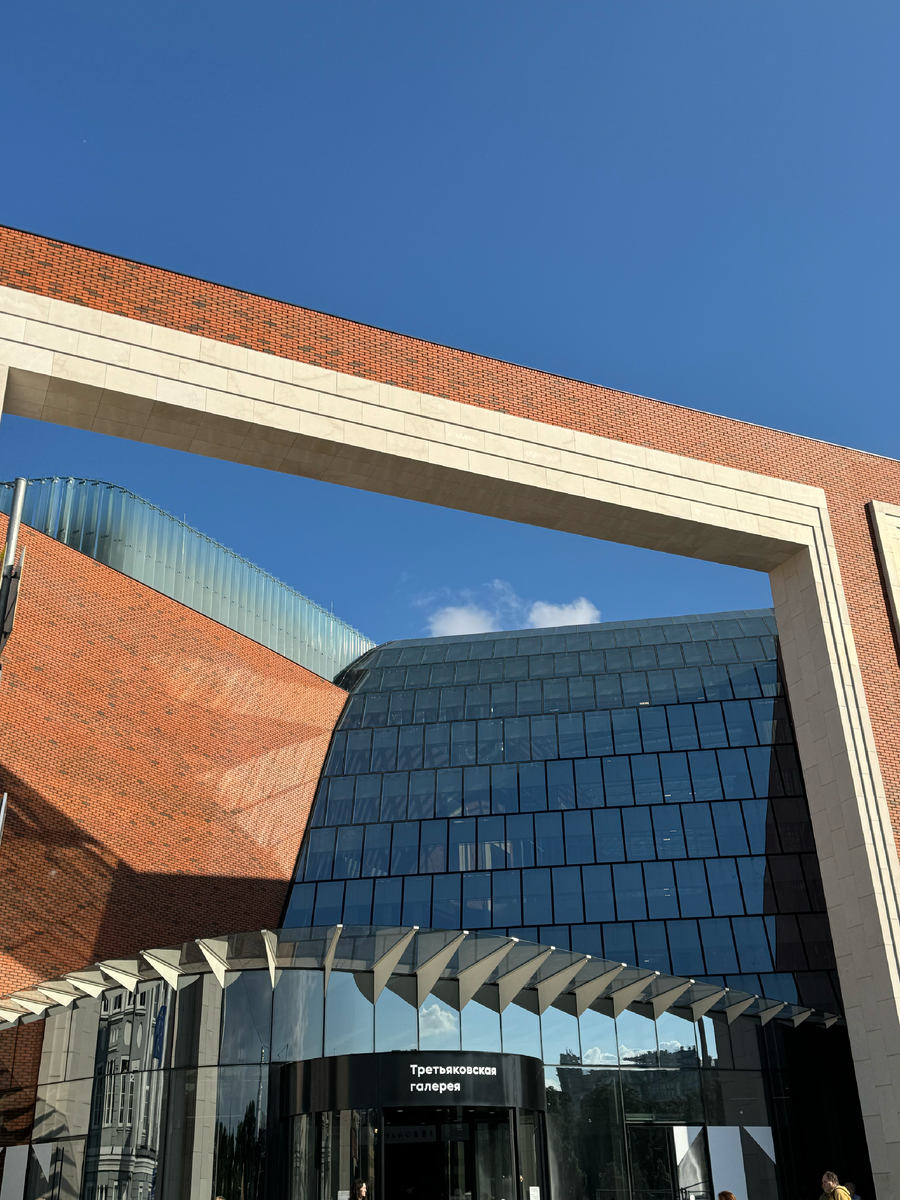 Новый корпус Третьяковской галереи на Кадашевской набережной в Москве