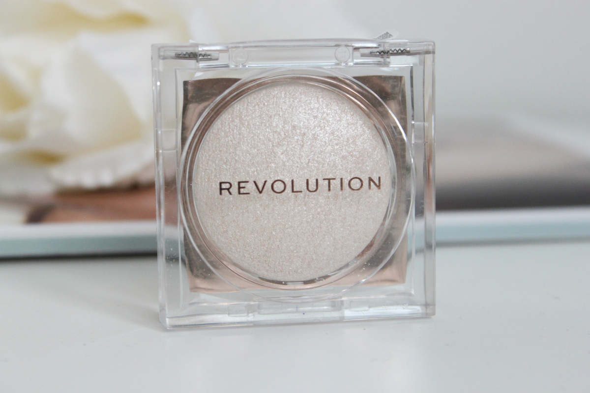 Makeup Revolution Beam Bright Highlighter, в оттенке Diamond Glow.