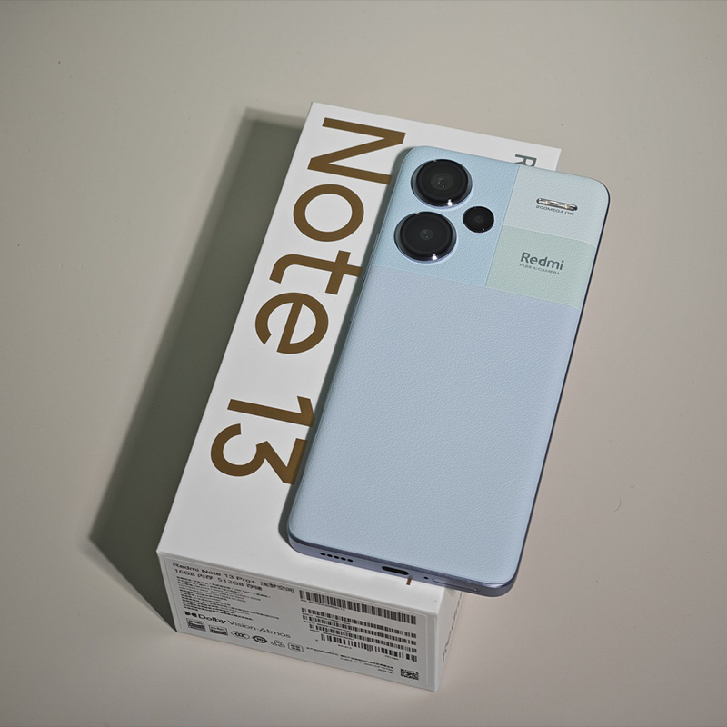 Китайская версия - это очень похожий на настоящий смартфон, с урезанными функциями, проблемным софтом, без гарантии. Предназначен для внутреннего рынка Китая и поставляется в такой простенькой ОЕМ коробочке.