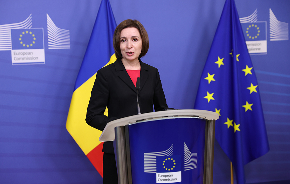    BRUSSELS, BELGIUM - DECEMBER 15: Moldovan President Maia Sandu and President of the European Commission Ursula von der Leyen hold a press statement after their meeting in Brussels, Belgium on December 15, 2021. (Photo by Dursun Aydemir/Anadolu Agency via Getty Images) grom