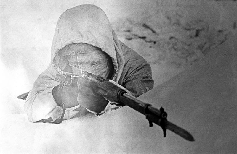 Шведский доброволец в лицевой шерстяной маске на позиции во время cоветско-финской войны.