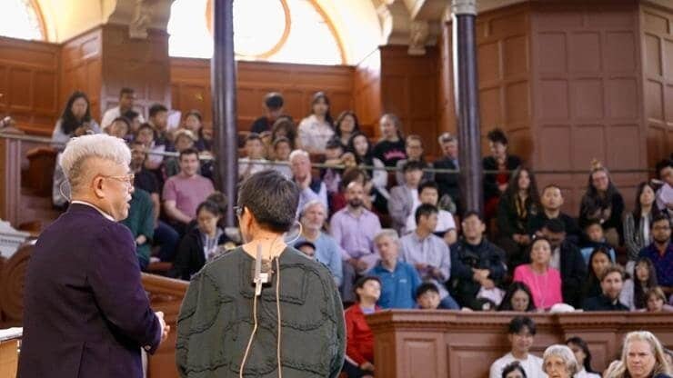    Ким Хён Сок и Чо Джи Ын во время специальной лекции о К-поп в Оксфорде.