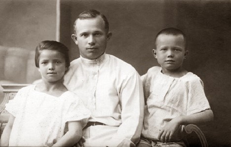 Никита Хрущёв с детьми от первого брака Леонидом и Юлей. Фото из открытого доступа