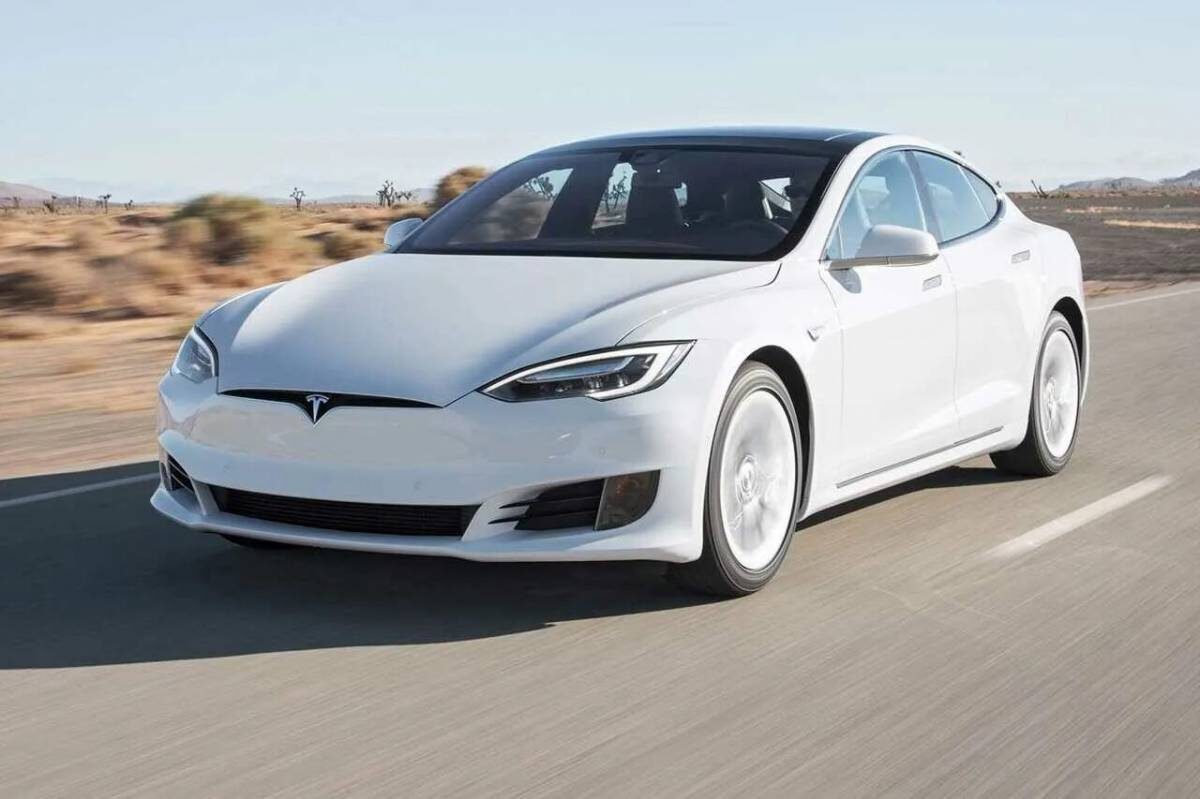 Tesla Model S — это первая модель компании, которая была благосклонно принята потребителями. Именно благодаря этой модели автомобили Tesla начали завоевание рынка автомобилей, а к электромобилям начало меняться отношение.

Преимущества автомобиля:

большой запас хода;

отличная динамика;

высокая безопасность;

регулируемая адаптивная подвеска;

просторный салон, удобный большой багажник;

высокая надёжность при правильной эксплуатации.

Недостатки автомобиля:

отсутствие запасного колеса;

долгая заправка электроэнергией;

некачественная сборка;

плохая шумоизоляция;

быстрый выход из строя при агрессивном стиле вождения