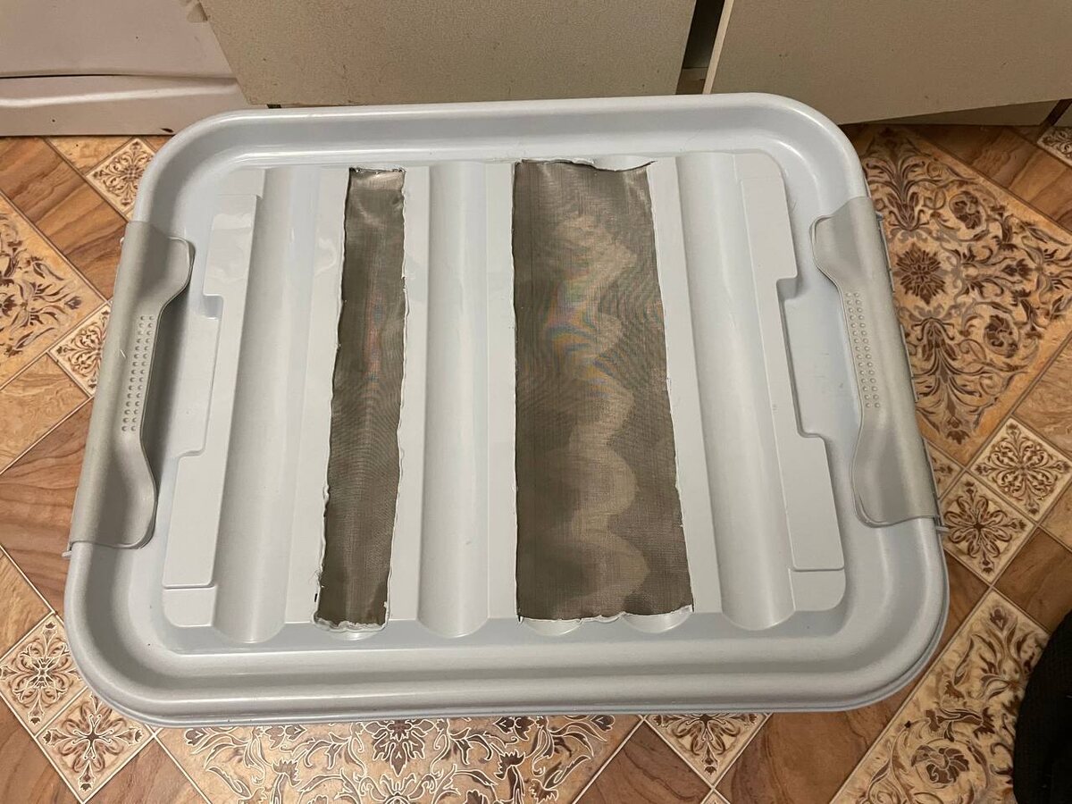 Контейнер на 36 литров с верхней вентиляцией, сделанной из остатков сетки.