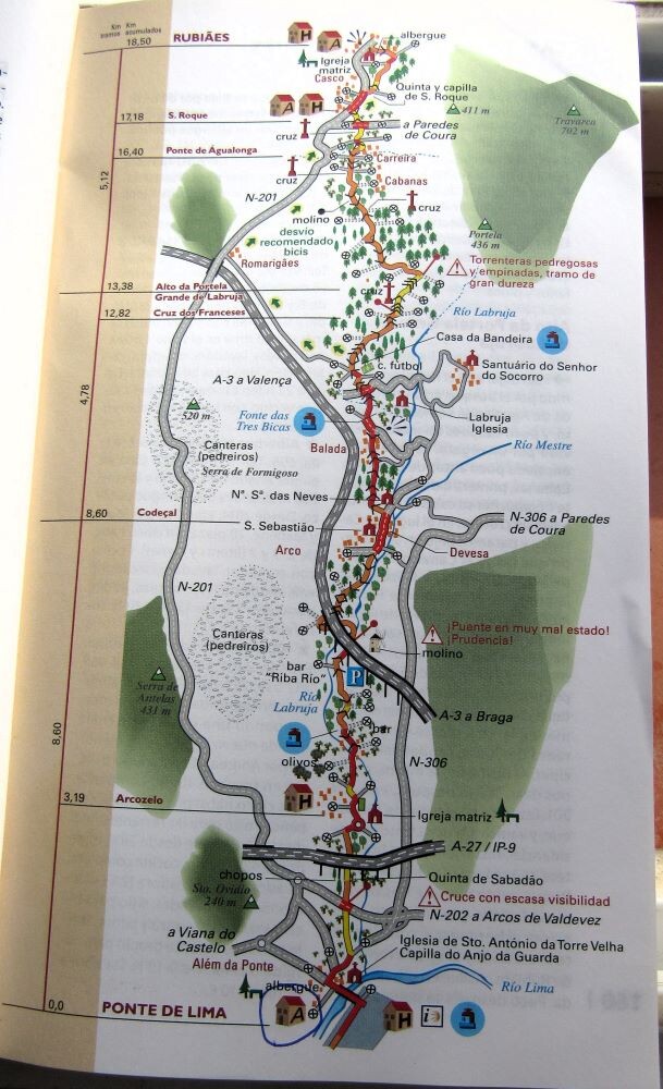 Красным обозначены - брусчатые (90%) или асфальтовые дороги, желтые - грунтовые дороги, серые - автомагистрали. А = Albergue = Приют. Н - отель или хостел. Галочки показывают спуск или подъем. Х - "туда не ходи"