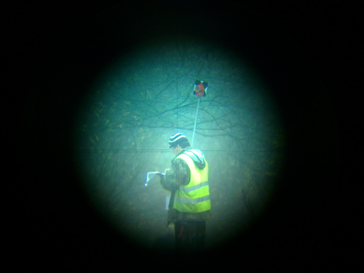 Помощник геодезиста изучает чертежи