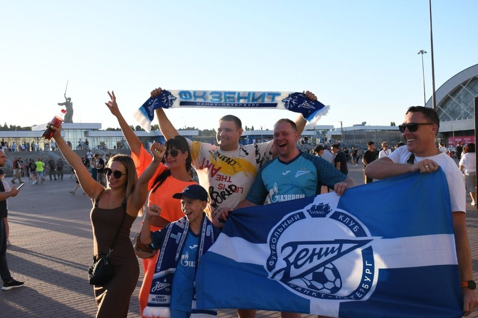    Болельщики приехали на стадион заранее. Геннадий БИСЕНОВ