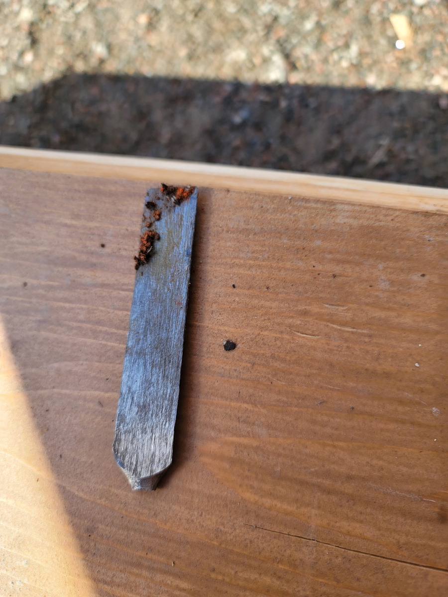 Обломки стамески с пластиковой ручкой 