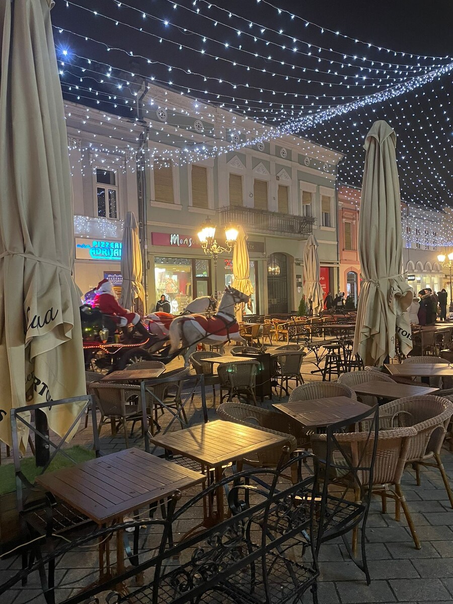 Новогодние катания на лошадях в центре города Нови-Сад.