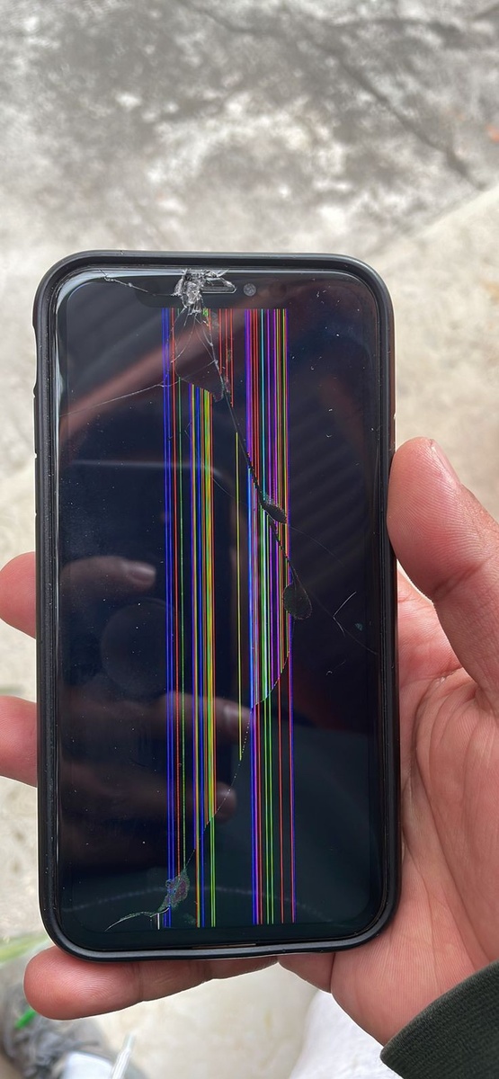 Пример разбитого стекла айфона при падении на нижнюю часть телефона