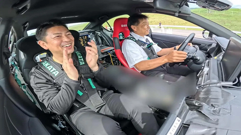 Что касается более крупного 2,0-литрового турбодвигателя, он будет на 10% меньше и легче существующего 2,4-литрового двигателя. Toyota рекламирует дополнительную мощность, а также увеличение экономии топлива на 30%.