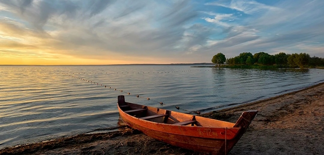 Хочу поделиться поездкой в замечательный город, Переславль-залесский. Старинный русский город основанный Юрием Долгоруким у Плещеево озера. Город известен тем ,что в нём родился Александр Невский ,  а также в 1688 Пётр Первый строил здесь Потешную флотилию. Но речь пойдёт о заповеднике "Плещеево озеро". Плещеево озеро находится в юго-западной части Ярославской области. Оно знаменито тем , что в его водах Пётр Первый впервые устроил "морское" Сражение. Именно Плещеево озеро является сердцем одноимённого национального парка. Природа этого города является магнитом для приезжих туристов. На берегу Плещеево озеро открывается удивительно красивый закат.  На берегу озера находится знаменитый объект сохранившийся со времён языческой Руси - Синий камень.  Местные люди, и приезжие туристы прикасаются к нему и загадывают желание, но как говорят чтобы оно сбылось, нужно оставить монету, не знаю почему может связано как то с пожертвованием в ответ.