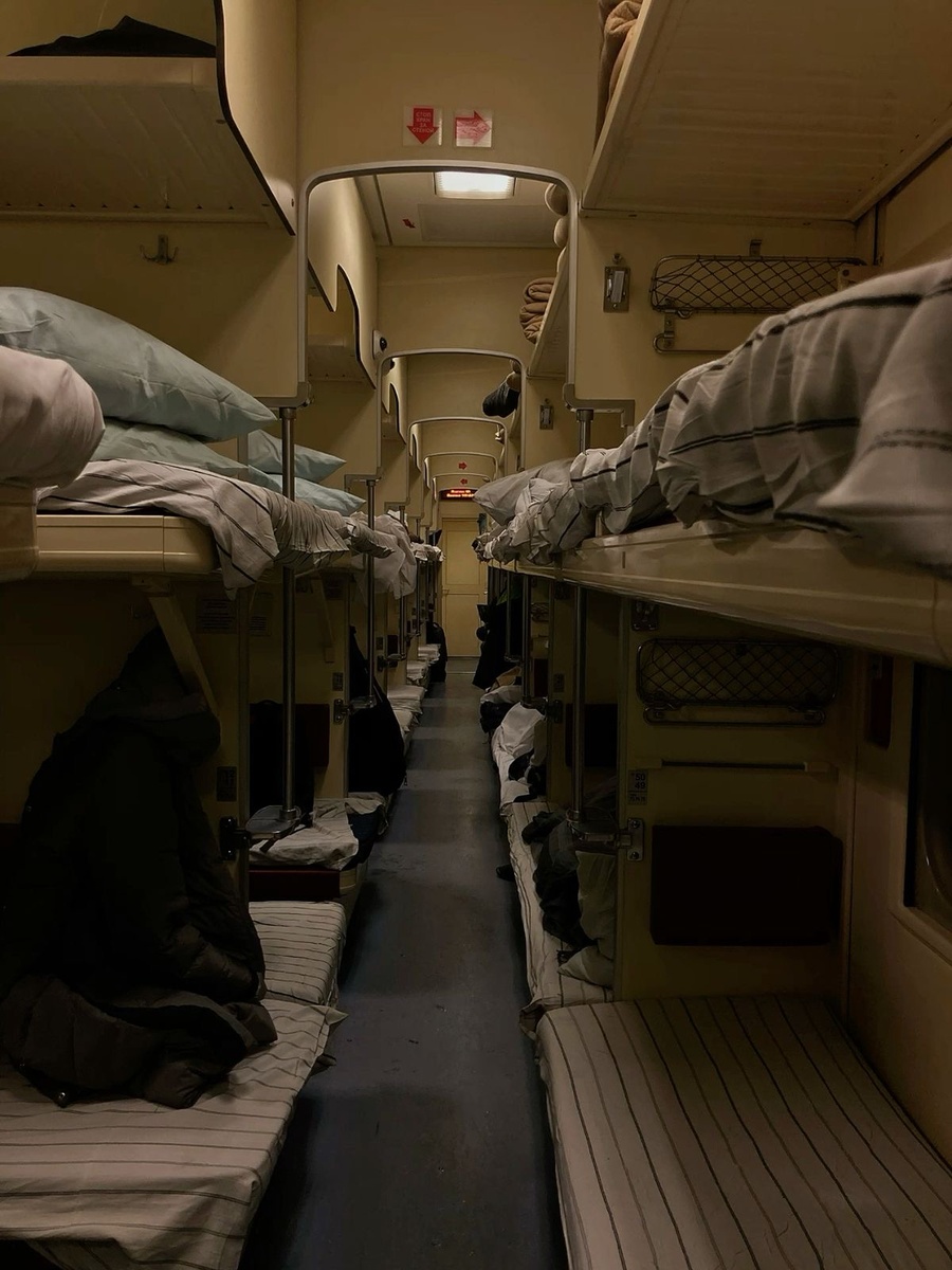 ## Плацкарт: романтика или испытание?

Плацкарт - это символ путешествий на поезде, который вызывает у людей разные эмоции.  Для одних это романтика, приключения,  для других –  проверка на прочность, испытание  удобством  и  терпением. Давайте разберемся, какие плюсы и минусы таит в себе этот вид  путешествия.

Плюсы плацкарта:

* Дешевизна:  Плацкартный  вагон  –  самый  бюджетный  способ  путешествовать  поездом.  Для  многих  студентов,  путешественников  с  ограниченным  бюджетом  это  реальный  шанс  увидеть  мир.
* Социальное  взаимодействие:  В  плацкарте  вы  невольно  становитесь  частью  общего  пространства.  Вы  можете  познакомиться  с  интересными  людьми,  услышать  необычные  истории  и  поделиться  своими. 
* Неповторимая  атмосфера:  Шум,  разговоры,  ароматы  чая  и  кофе,  вид  из  окна,  пролетающие  ландшафты  –  все  это  создает  уникальную  атмосферу  путешествия.
* Свобода  движения:  В  плацкарте  нет  ограничения  пространства.  Вы  можете  ходить  по  вагону,  общаться  с  другими  пассажирами,  искать  новые  знакомства.
* Возможность  занять  место  с  лучшим  видом:  Верхние  полки  особенно  популярны  у  любителей  наблюдать  за  пролетающими  пейзажами.

Минусы плацкарта:

* Неудобство:  Плацкартный  вагон  не  отличается  комфортом.  Теснота,  шум,  невозможность  полностью  отдохнуть,  недостаток  личного  пространства  –  все  это  может  быть  изнурительным.
* Проблемы  с  гигиеной:  В  вагоне  нет  душа,  а  туалеты  часто  находятся  в  неудовлетворительном  состоянии.
* Риск  кражи:  В  тесном  вагоне  увеличивается  риск  кражи  вещей.  Важно  быть  осторожным  и  не  оставлять  ценные  предметы  на  видном  месте.
* Нехватка  личного  пространства:  Плацкарт  предоставляет  минимальное  личное  пространство.  Вам  придется  делиться  пространством  с  незнакомцами.
* Неудобства  для  людей  с  ограниченными  возможностями:  Плацкартный  вагон  не  приспособлен  для  людей  с  ограниченными  возможностями  передвижения.

Романтика  плацкарта:

Романтика  плацкарта  –  это  скорее  воспоминание  о  прошлом,  о  времени,  когда  путешествия  были  не  такими  комфортными,  но  более  живыми  и  неповторимыми.  В  современном  мире  плацкарт  –  это  скорее  испытание  на  прочность  и  терпение.  Но  для  тех,  кто  ищет  приключений  и  хочет  погрузиться  в  атмосферу  настоящего  путешествия,  плацкарт  может  стать  уникальным  опытом.

В  конце  концов,  решение  ехать  в  плацкарте  или  нет,  зависит  от  ваших  предпочтений  и  целей  путешествия.  Если  вам  важен  комфорт  и  личное  пространство,  лучше  выбрать  купе  или  СВ.  Но  если  вы  ищете  приключений,  хотите  познакомиться  с  новыми  людьми  и  ощутить  атмосферу  настоящего  путешествия,  плацкарт  может  стать  идеальным  выбором.