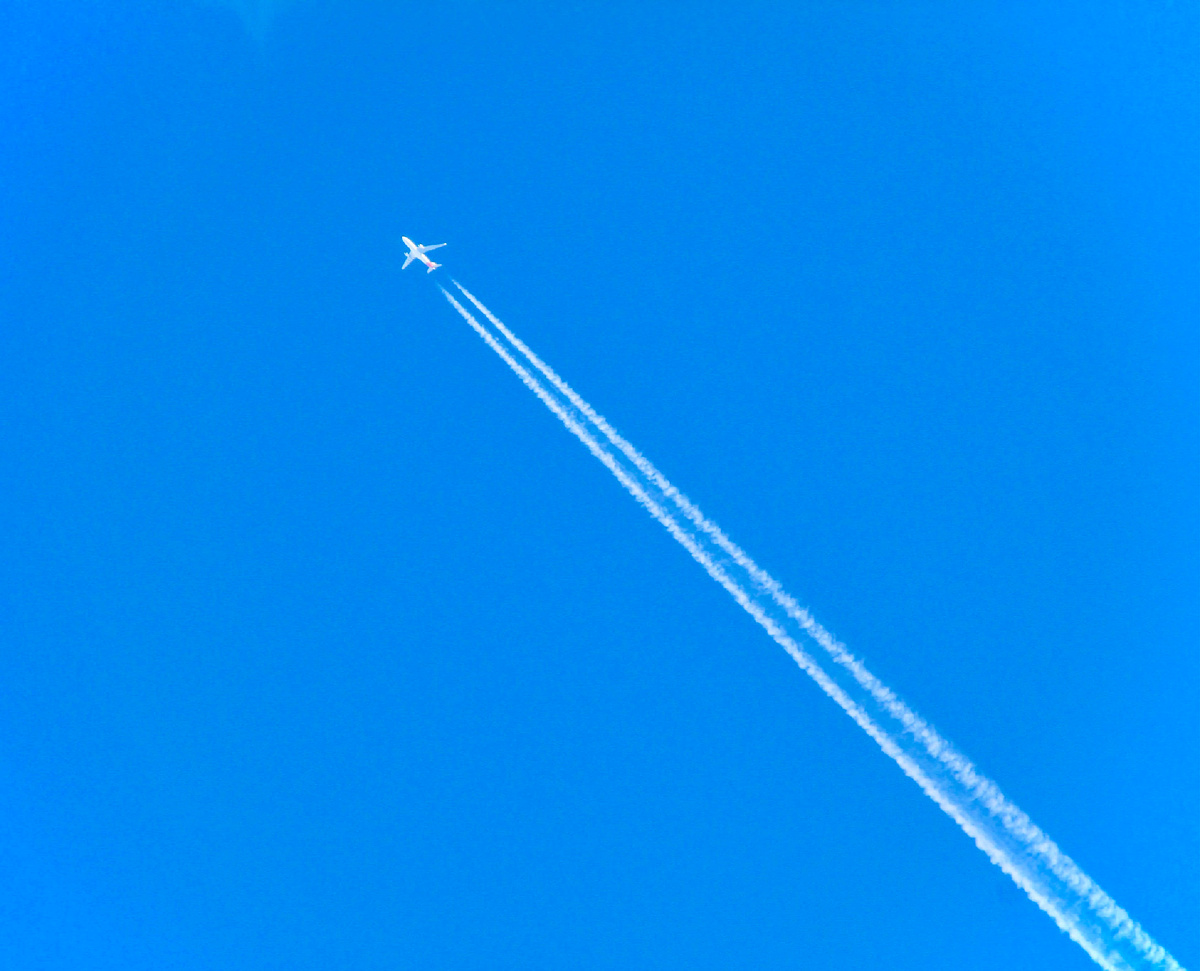 Кстати, след от самолета называется конденсационным или инверсионным