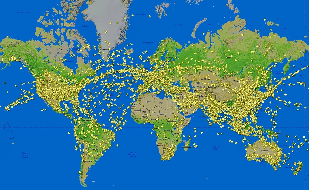 Если интересно, то и вы можете увидеть такую картину в реальном времени. Просто посетите сайт flightradar24