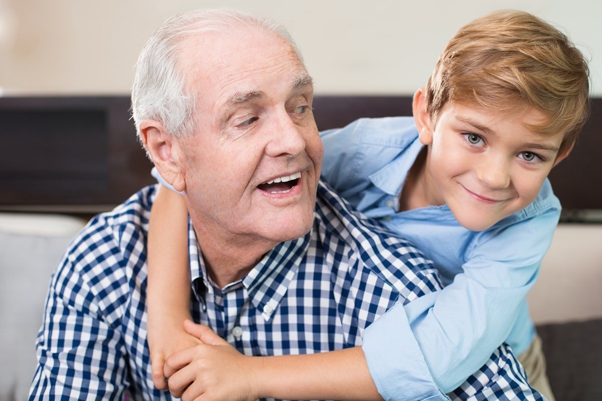 Дедушка про внуков никогда не забывает. Он всегда о них заботиться, дает мудрые советы и готовит к реальной жизни.-2