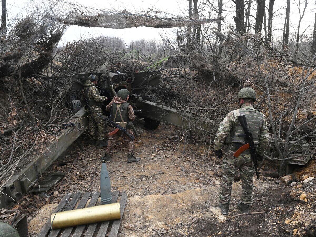    Военнослужащие ведут стрельбу из артиллерийского орудия "Гиацинт-С" в зоне проведения специальной военной операции© РИА Новости