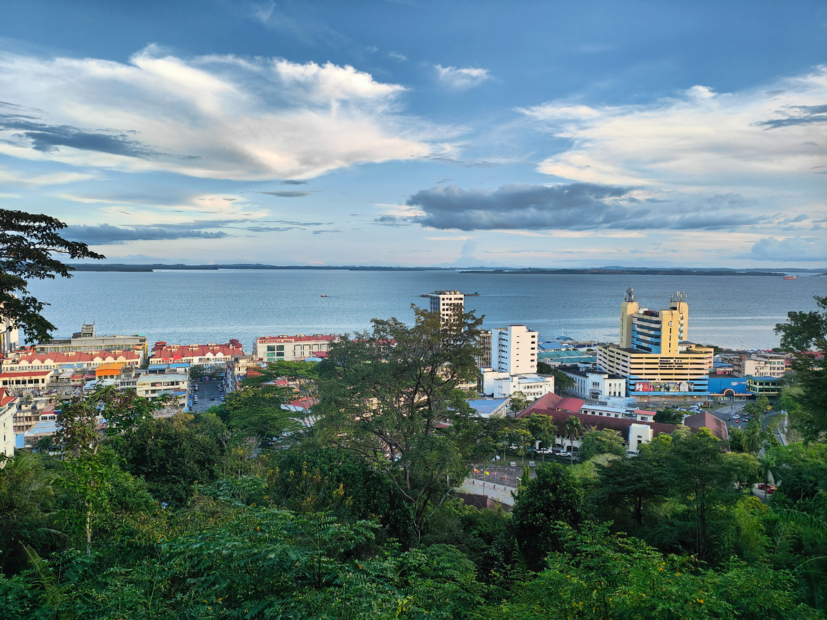 Вид на Сандакан