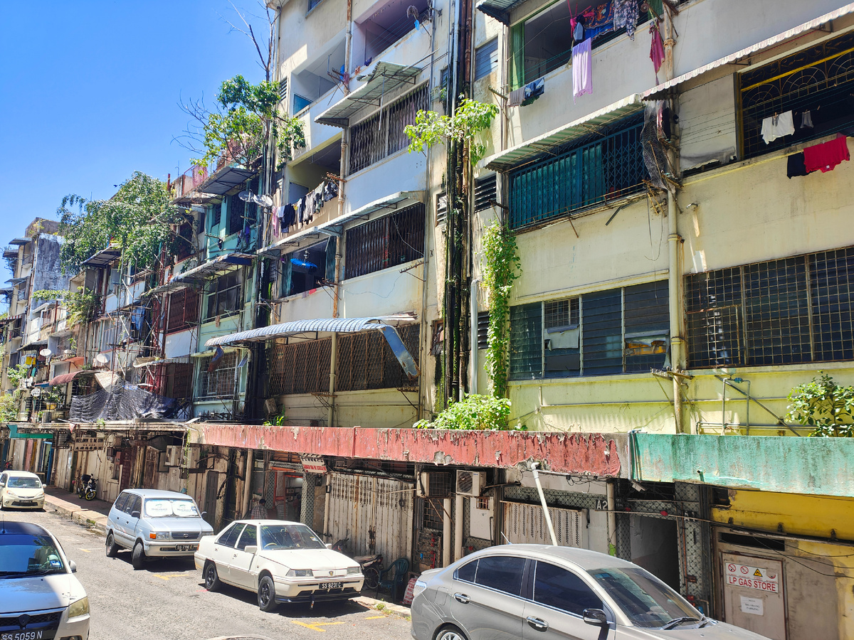 Эту часть Сандакана называют маленьким Гонконгом. Возможно, он немного похож на старый Гонконг, а возможно, потому что здесь было очень много переселенцев из этой части Китая