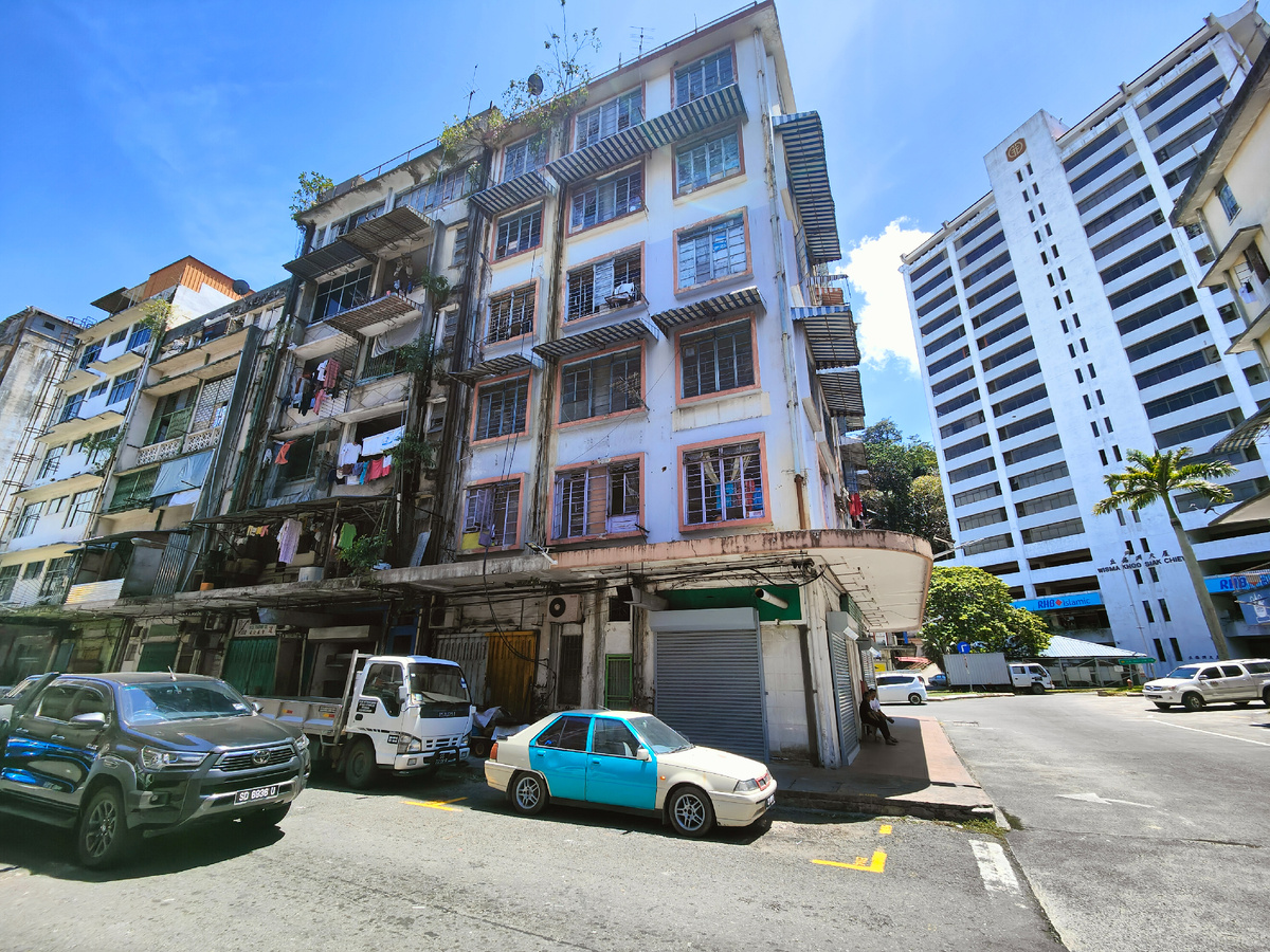 Эту часть Сандакана называют маленьким Гонконгом. Возможно, он немного похож на старый Гонконг, а возможно, потому что здесь было очень много переселенцев из этой части Китая