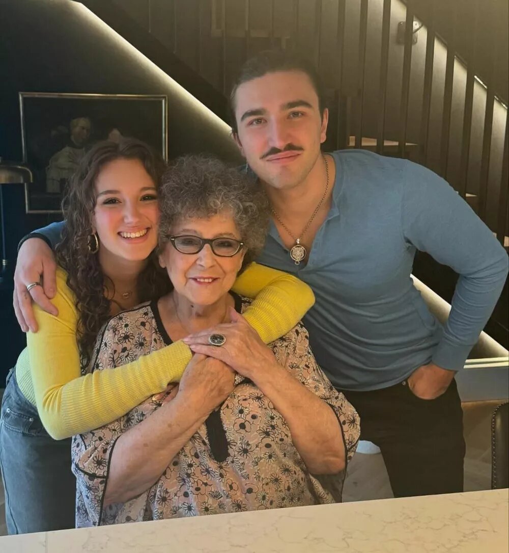    Нина и Максим Хворостовские с бабушкой (мамой Флоранс)