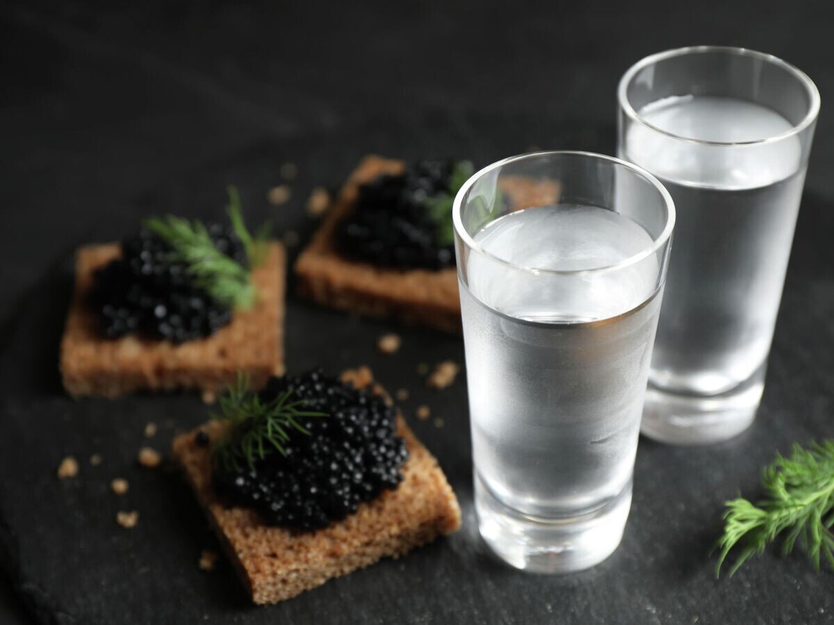    Водка с хлебом и черной икрой© Depositphotos.com / liudmilachernetska@gmail.com