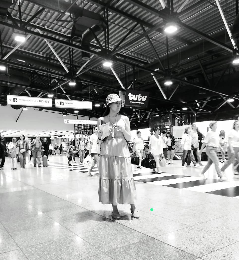 Аэропорт Шереметьево. В объективе дочери. С билетом)