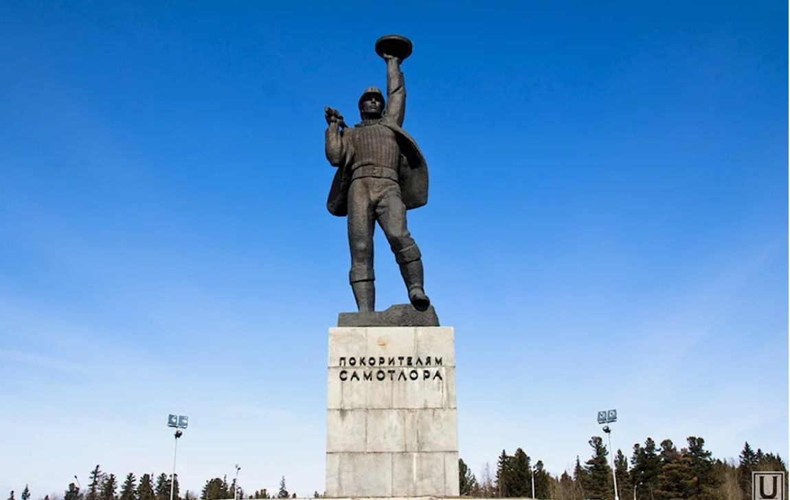 Памятник покорителям Самотлора при въезде в г. Нижневартовск