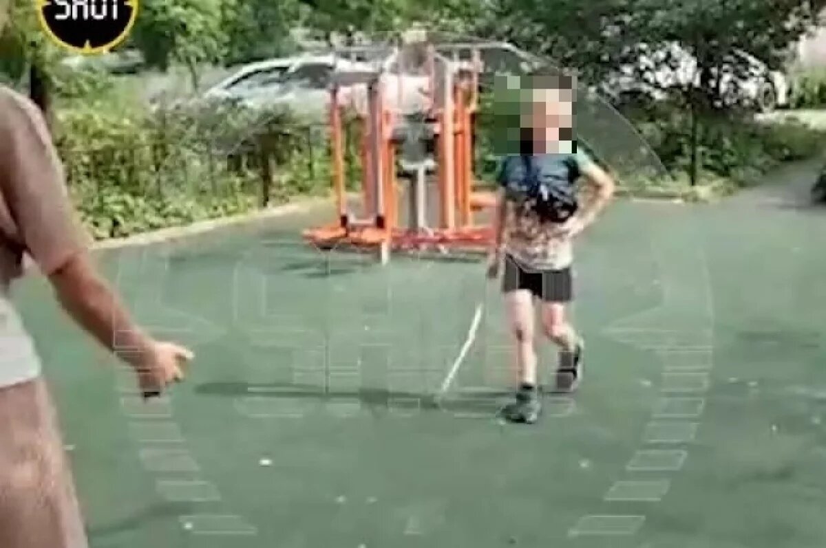    Девушка и мальчик: полиция Владивостока разбирается, кто кого избил