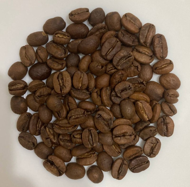 Уже знакомая естественная мутация бурбона - одна из разновидностей катурры - желтая, натуральной контролируемой обработки, с семейных ферм Родригес, в регионе Каранави, находящихся на высоте в 1400-1650 метров над уровнем моря.  Стоит отметить, что со сбором желтых спелых ягод есть одна сложность: определить их спелость "на глаз" сложно, поэтому чаще всего прибегают к измерению сахаров по шкале Брикс.  Само зерно однородное, с легкой пигментацией и едва заметными маслами на поверхности, довольно темного цвета (не смотря на обжарку "под фильтр") - вероятно, подобный профиль обжарки вызван большим содержанием сахаров и кислот. 