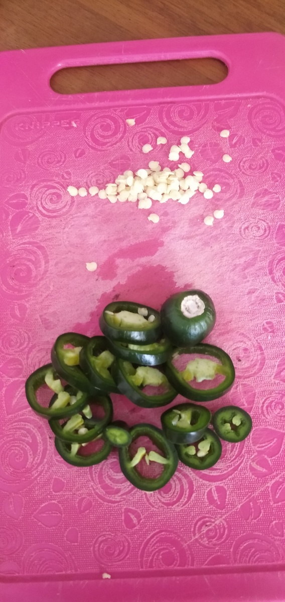 На вкус получился острый как ни странно 😁, что не всегда бывает у первых плодов. Семечек не очень много что радует.