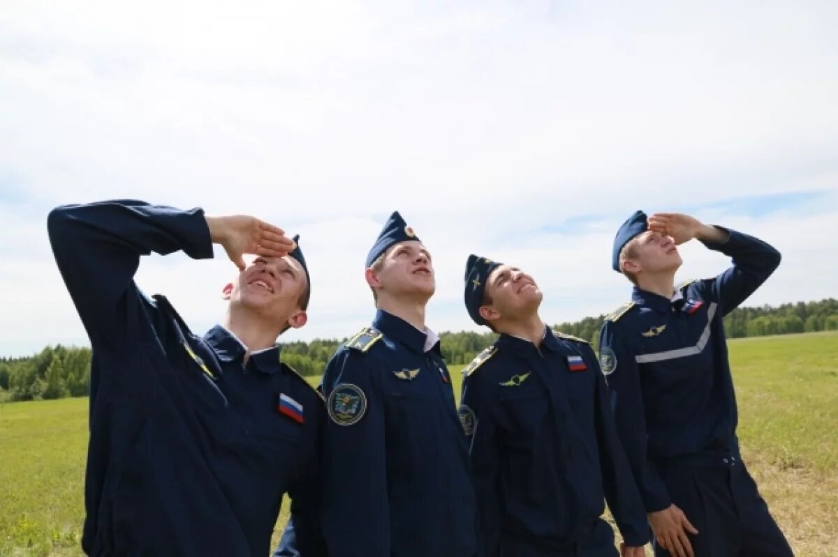    Выпускники сделали трогательный подарок барнаульской летной школе