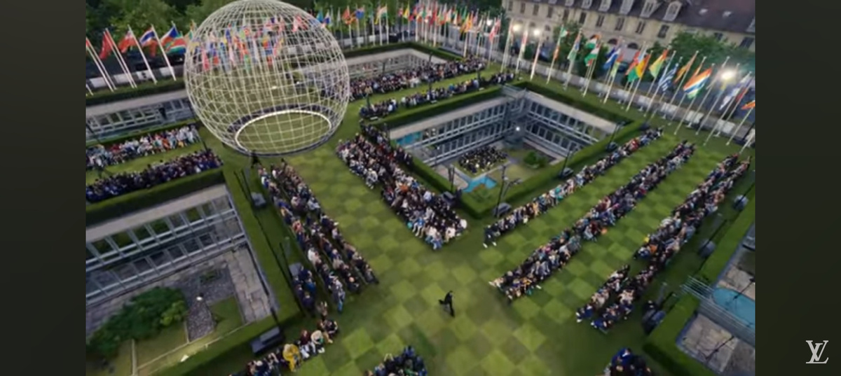 Мы находились на территории Дома ЮНЕСКО под небом, полным низких, движущихся облаков, которые грозили дождем, но так и не принесли его. Порывы ветра трепали флаги стран мира, поднятые за глобусом ЮНЕСКО диаметром 15 метров. В целом, коллекция была разделена на две категории: для дипломата и студента. Это позволило Уильямсу и команде LV mens исследовать различные поджанры мужской одежды, в которые были добавлены многочисленные слои тщательно проработанных деталей. Однако, на первый взгляд, они сами по себе были почти незаметны как из-за масштабности этого шоу, так и из-за стремления к маскировке. Как сказал Уильямс: “Цель здесь - не быть таким громким, но быть очень продуманным в деталях. Мы живем в культуре, которая меняется в зависимости от масштаба. Поэтому я хотел, чтобы при увеличении изображения стежок и ткань были не похожи ни на что, что вы когда-либо видели или ощущали на себе. А при уменьшении изображения вы понимаете, что мы любим этот мир”