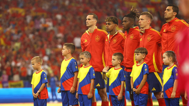    Футболисты сборной Испании с детьми. Reuters