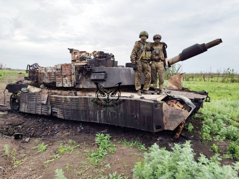 Наши бойцы на уничтоженном американском танке M1A1SA Abrams