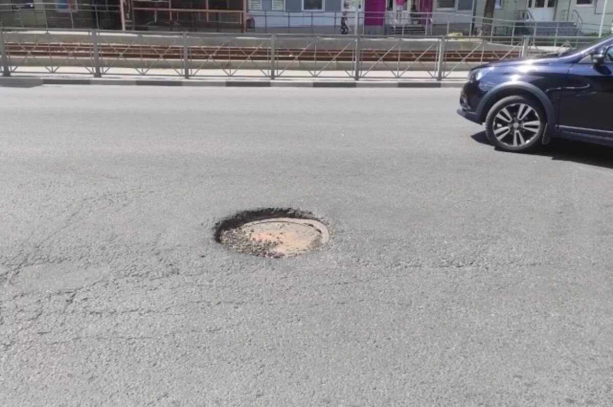    В Туле на улице Металлургов починят люк смотрового колодца