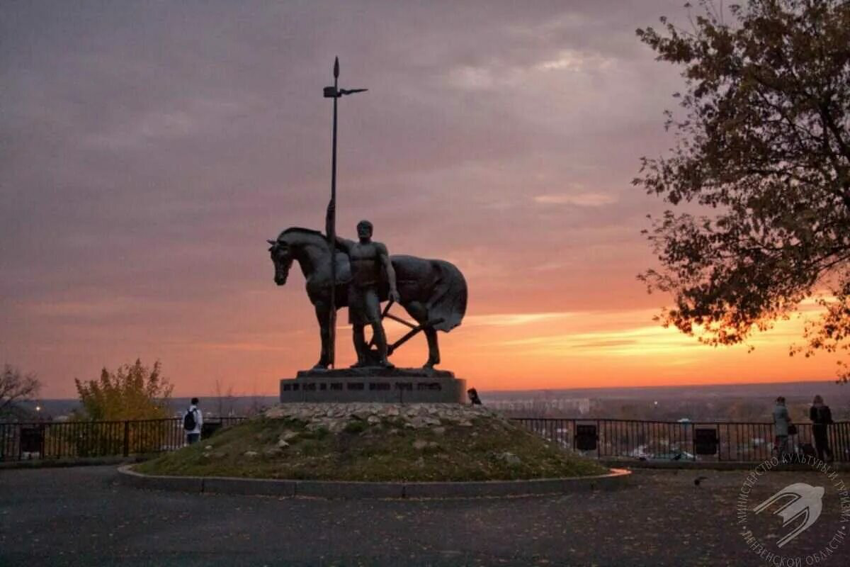 Памятник Первопоселенцу