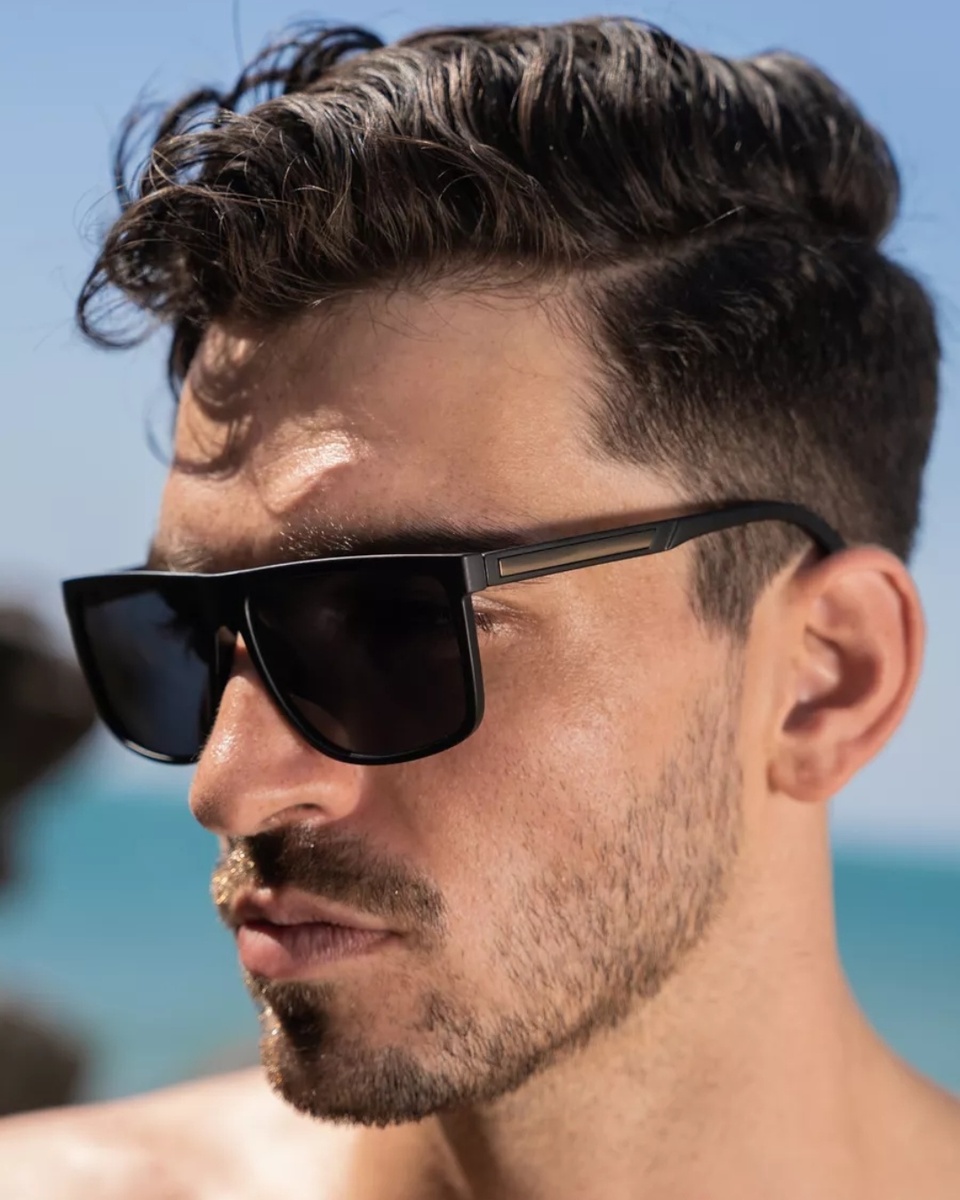 ОписаниеОчки солнцезащитные мужские от бренда Gamma optics выведут простой образ на новый уровень. Черные солнцезащитные очки с прямоугольной оправой подходят для любого типа лица. Очки поляризационные мужские сочетаются и со строгим, и с повседневным стилем. Внешний вид - не главное достоинство солнцезащитных очков полароид. Поляризованные линзы изготовили по фирменной технологииN.P.E.L.P. и покрыли пятью антибликовыми слоями, поэтому очки с поляризацией мужские не допускает отсветов, блокирует инфракрасный свет и прекрасны как очки мужские солнцезащитные для вождения, поляризационные очки для рыбалки и для водителя. Солнечные очки мужские поляризационные увеличивают степень четкости и контраста картинки. Очки солнцезащитные мужские автомобильные позволяют видеть четко дорогу даже при самом ярком солнце. Затемненные линзы солнечных очков мужских из устойчивого к царапинам поликарбоната на 100% блокируют вредный для глаз ультрафиолет и защищают ваши глаза. Для изготовления очков от солнца мужских использовали легкий сплав с матовым покрытием, а заушники на дужках выполнили качественного пластика. Солнце защитные очки прочные, но при этом легкие, поляризационные очки почти не ощущаются на лице и не доставляют дискомфорт. Очки солнцезащитные унисекс - очки солнцезащитные женские с поляризацией подойдут также мужчинам, подросткам. В комплект к очкам мужским солнцезащитным поляризационным идет стильный чехол для хранения и салфетка. Очки солнцезащитные мужские модные могут стать стильным элементом и сделают эстетичным даже простой образ!          