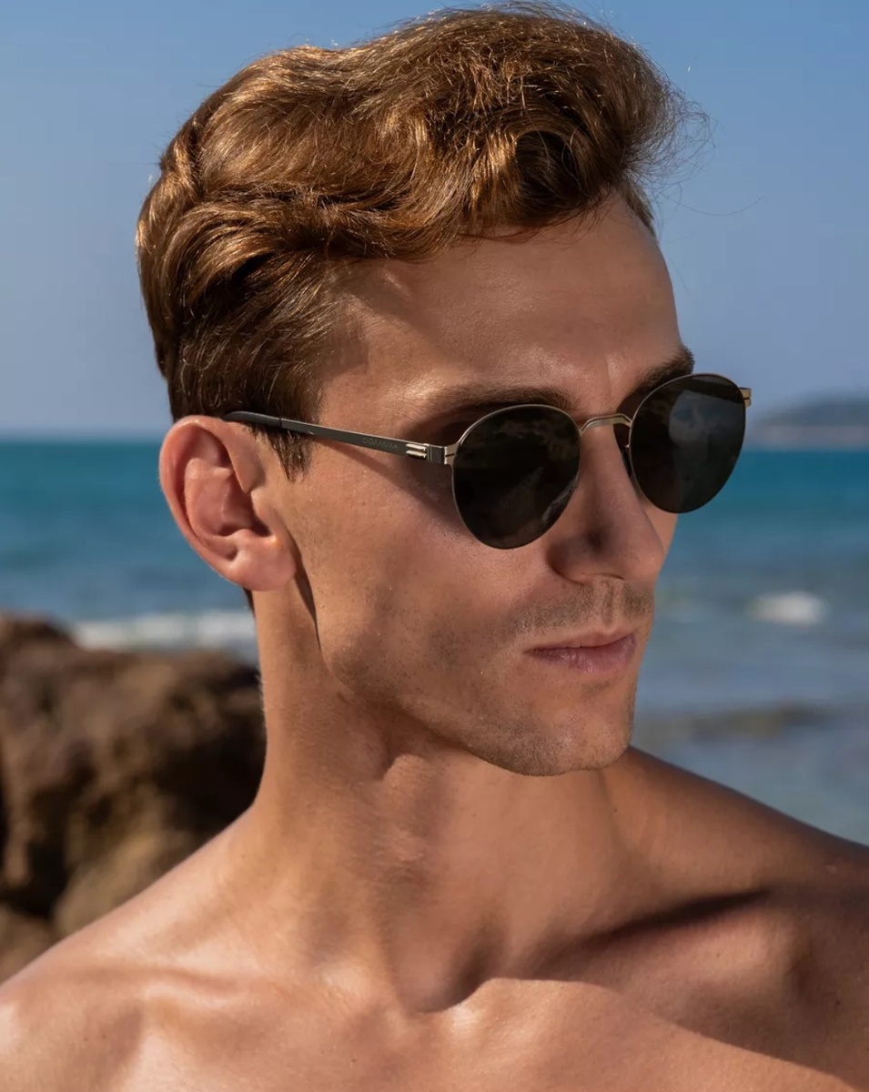 Очки солнцезащитные мужские сделают Ваш простой образ, незабываемым. Солнце защитные с круглой оправой из титана подходят для любого типа лица. Очки поляризационные мужские сочетаются с любым стилем. Внешний вид - не главное достоинство защитных очков. Поляризованные линзы uv400 изготовили с помощью специальной технологии с добавлением CR-39, благодаря чему очки солнцезащитные модные обладают повышенной защитой от солнца, не допускают попадания света, блокируют инфракрасные лучи и прекрасно подойдут женщинам. Солнцезащитные очки стильные отличный лёгкие и надежные, не ощущается при ношении, поэтому идеально подойдут для повседневного использования. Затемненные линзы солнечных очков прекрасны как очки солнцезащитные для вождения, поляризационные очки для рыбалки и для водителя. В комплекте с очками от солнца идут футляр и салфетка-микрофибра. Дополните Ваш образ, качественными солнцезащитными очками.