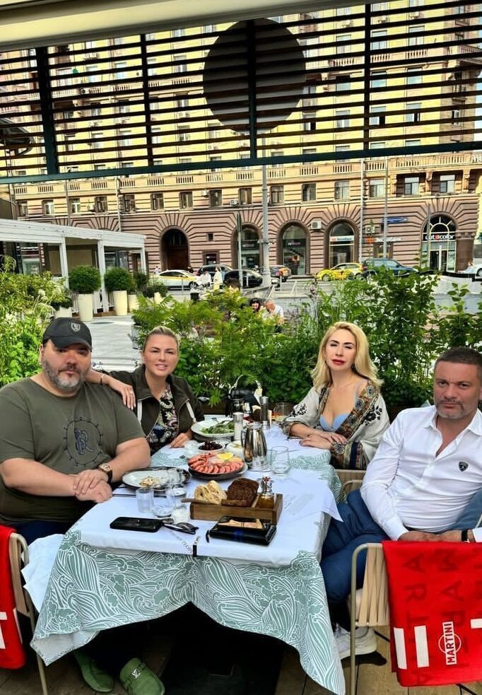 Анна Семенович с Денисом и друзьями