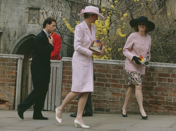 Виконт Линли, принцесса Уэльская и герцогиня Йоркская по пути на пасхальную службу, 31 марта 1991. Фото GETTY IMAGES 