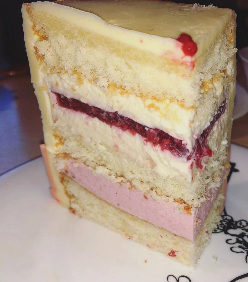 Тортик-приманка, который якобы сама испекла девушка, фото высланное мошенником