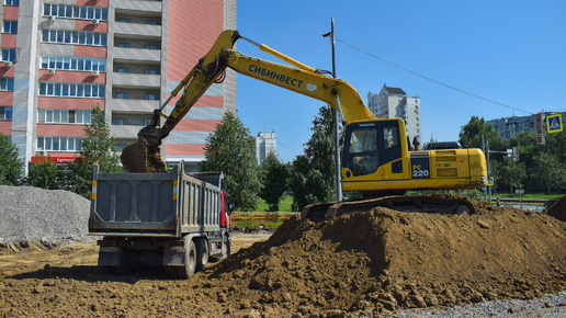 Экскаватор Komatsu PC220. Погрузка грунта в самосвалы. / Komatsu PC220. Loading of soil into dump trucks.